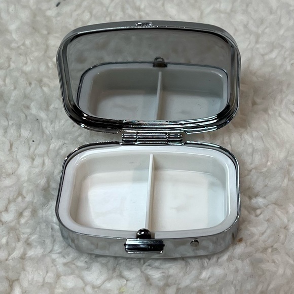 Kikkerland “Flamingo” Pill Case + Mirror - Picture 5 of 5